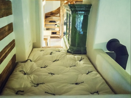 Topná stěna sporáku od ležení 