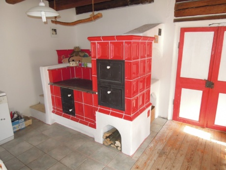  Kuchyňský kachlový sporák s nevytápěným  ležením 